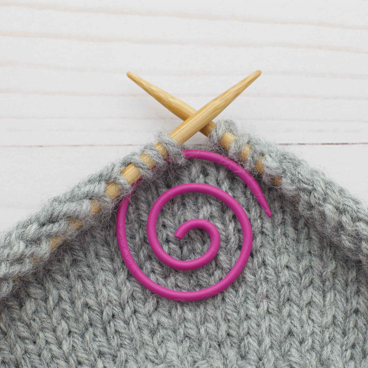 Fox & Pine Stitches Spiral Cable Needle - Pink Spiral - Extra Image
