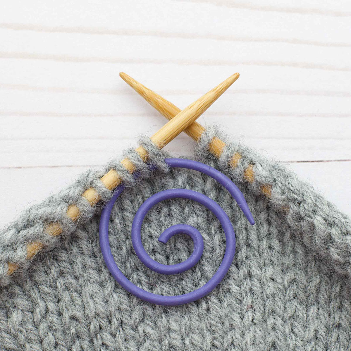 Fox & Pine Stitches Spiral Cable Needle - Purple Spiral - Extra Image
